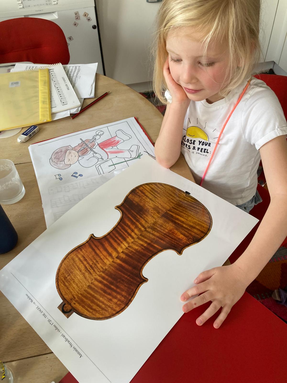 Une élève découvre le vernis d'un violon