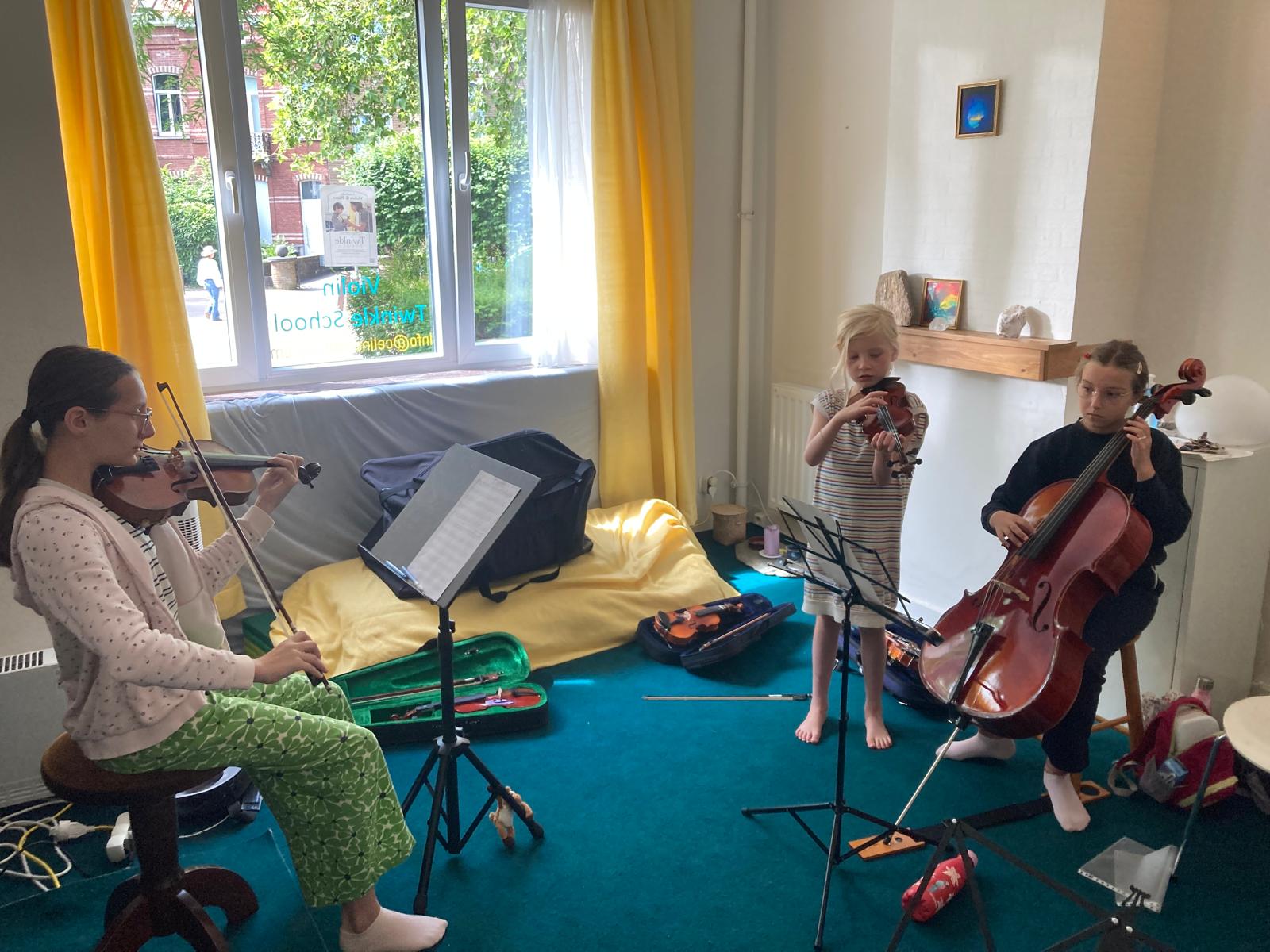 Trio violon et violoncelle près de la fenêtre