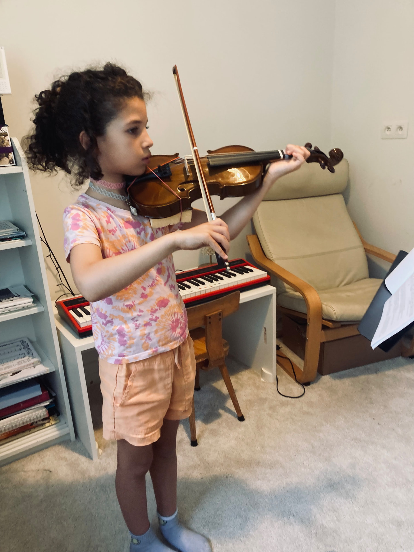 Une élève joue du violon pendant son cours
